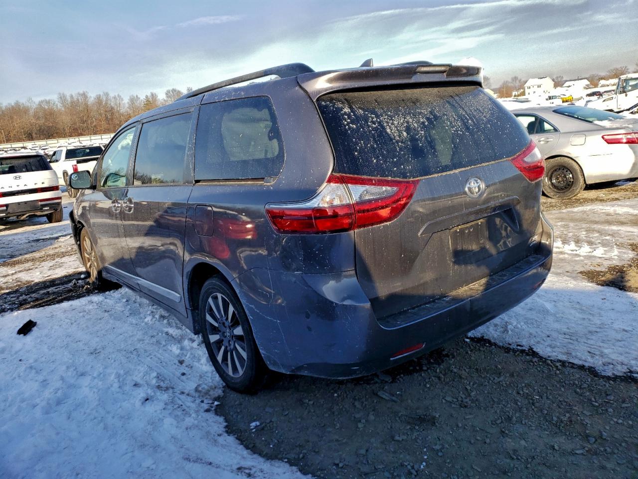 2020 TOYOTA SIENNA XLE photo 2