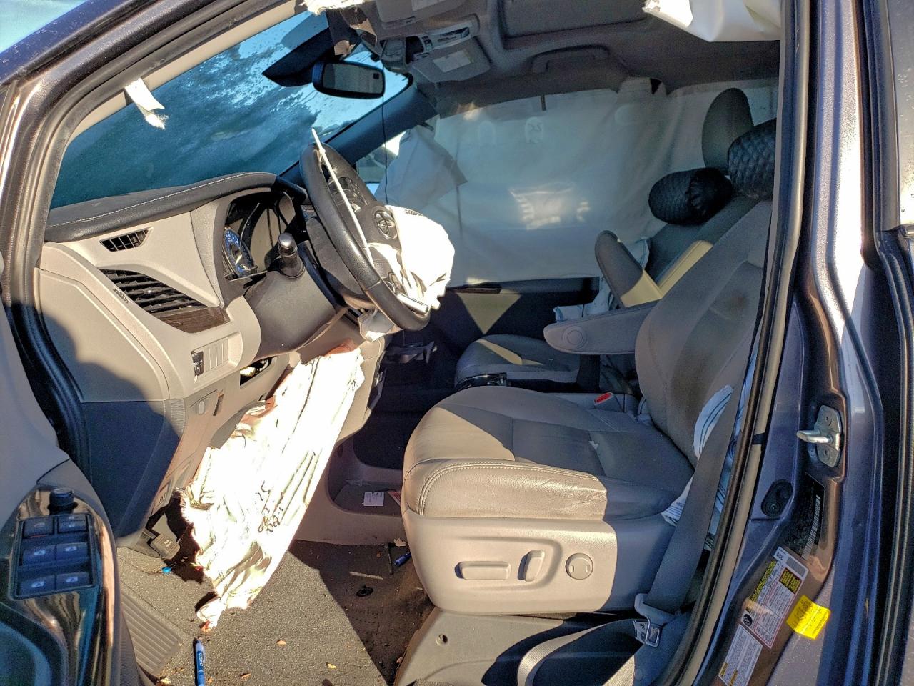 2020 TOYOTA SIENNA XLE photo 7