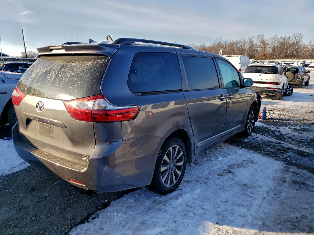 2020 TOYOTA SIENNA XLE photo 3