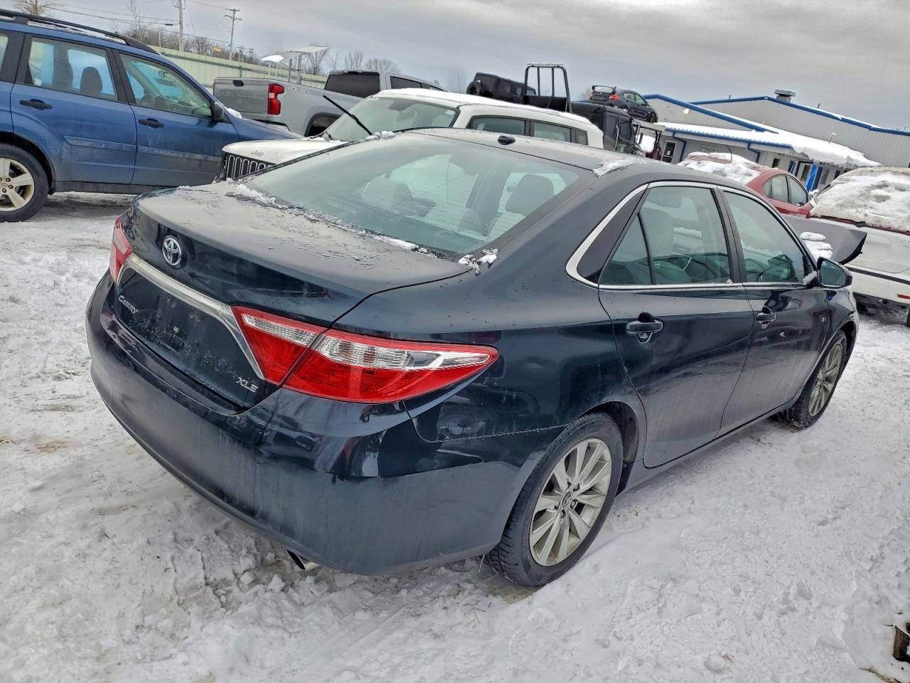 2016 TOYOTA CAMRY LE photo 3