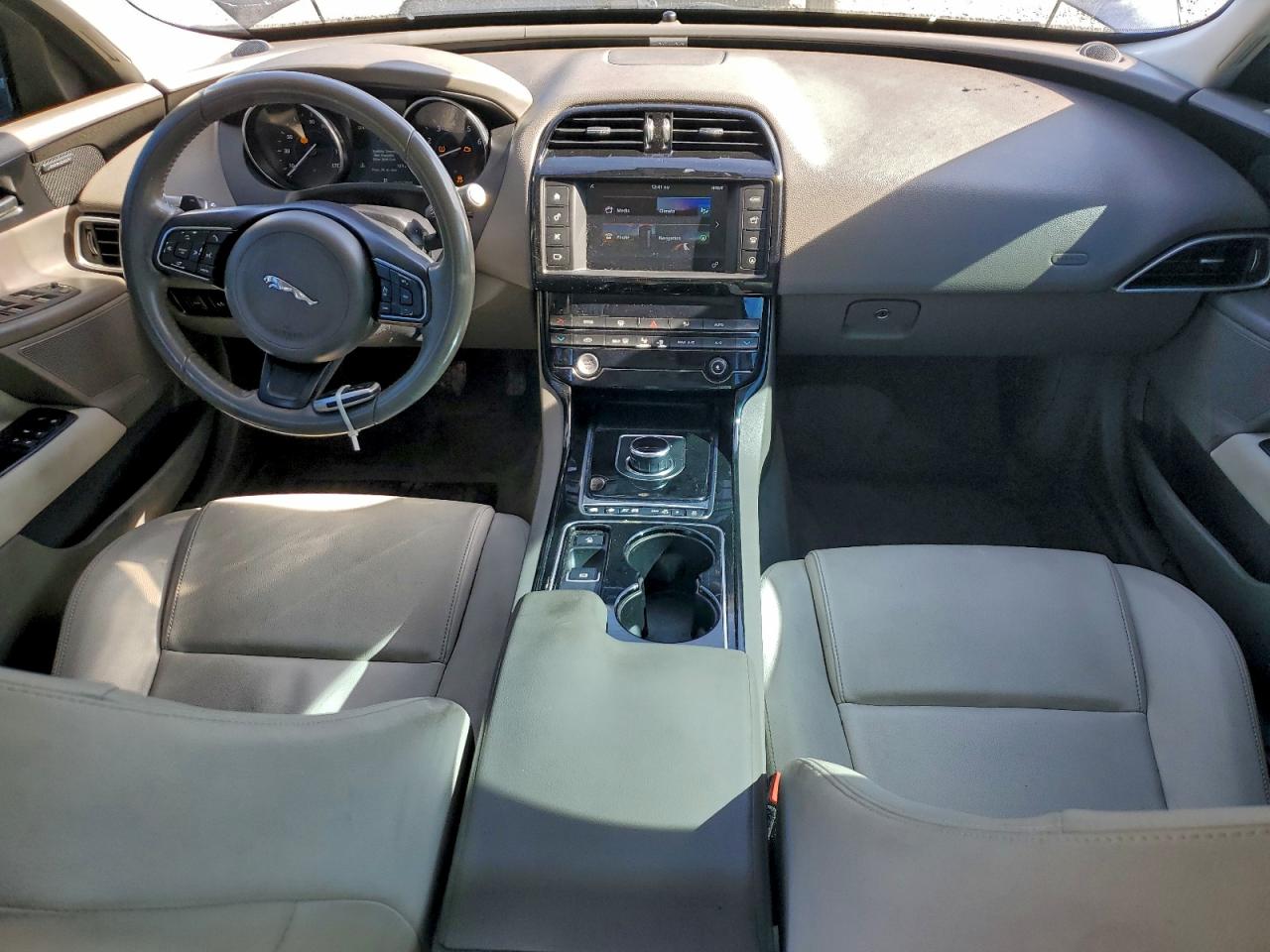 2017 JAGUAR XE PREMIUM photo 8
