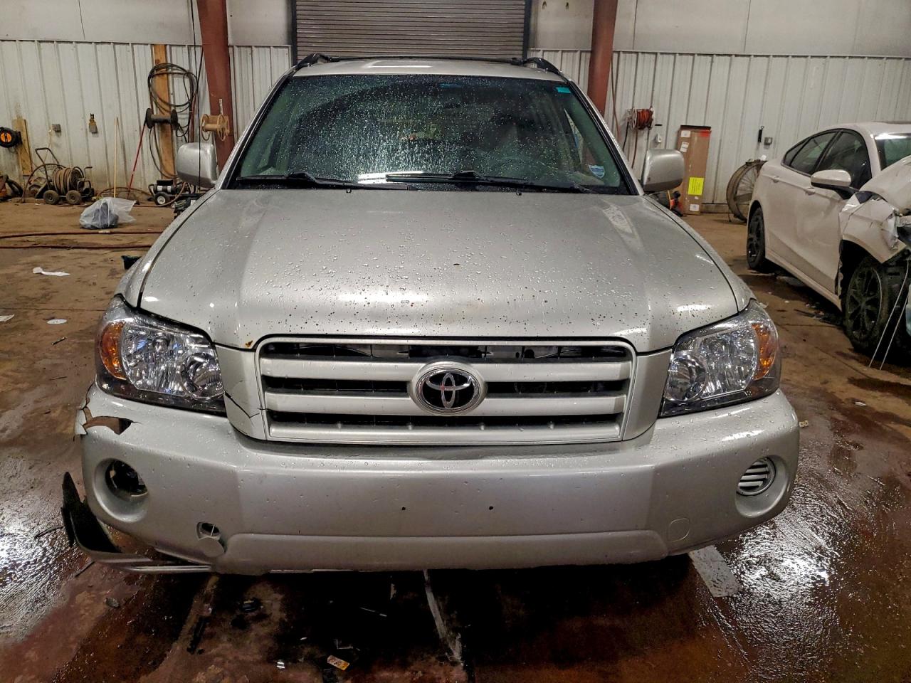 2005 TOYOTA HIGHLANDER BASE photo 9