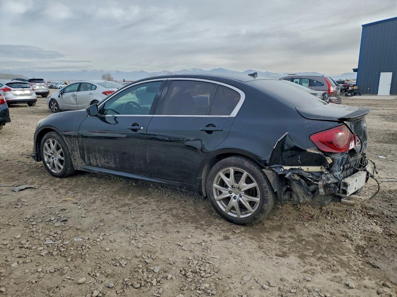 2011 INFINITI G37 photo 2