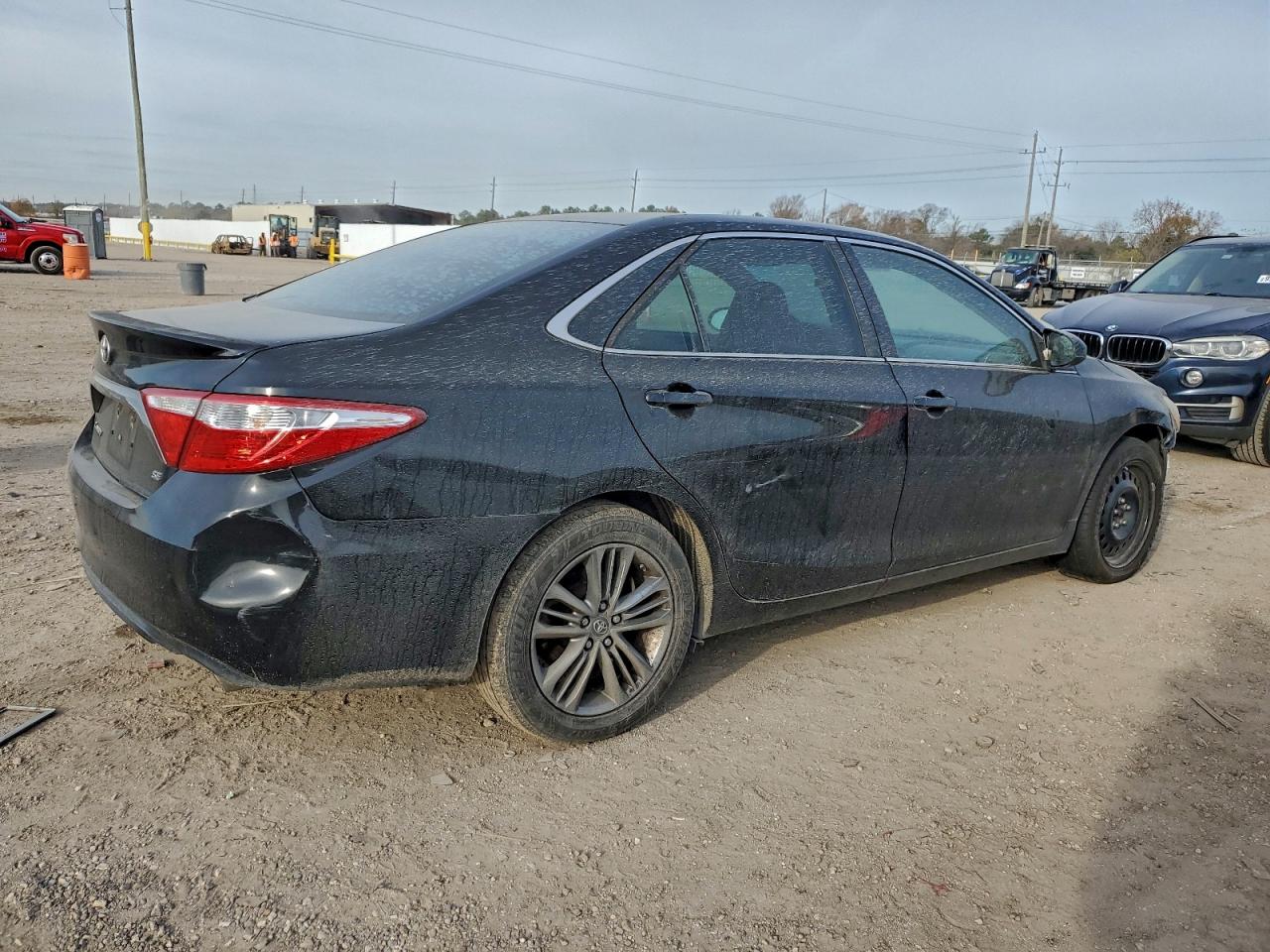 2015 TOYOTA CAMRY LE photo 3