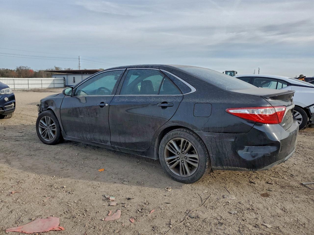 2015 TOYOTA CAMRY LE photo 2