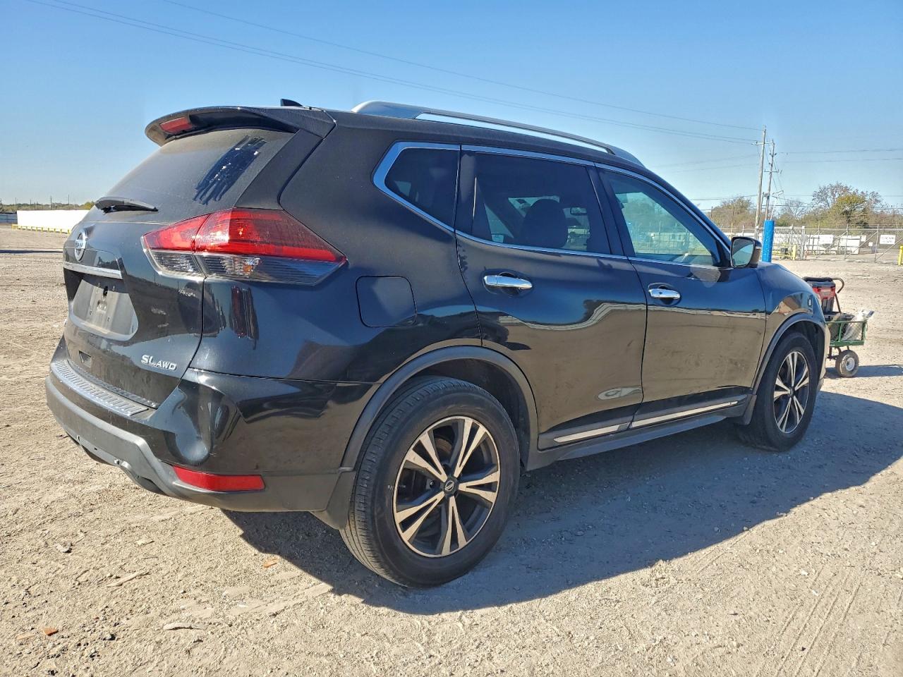 2017 NISSAN ROGUE SV photo 3
