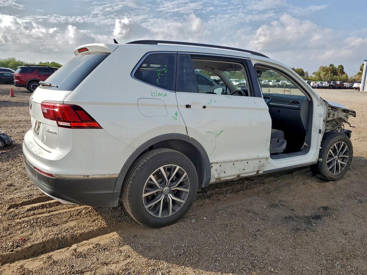 2020 VOLKSWAGEN TIGUAN SE photo 3