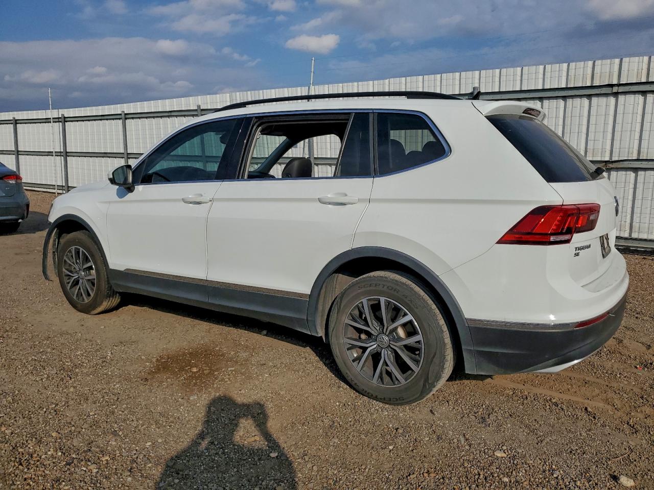 2020 VOLKSWAGEN TIGUAN SE photo 2