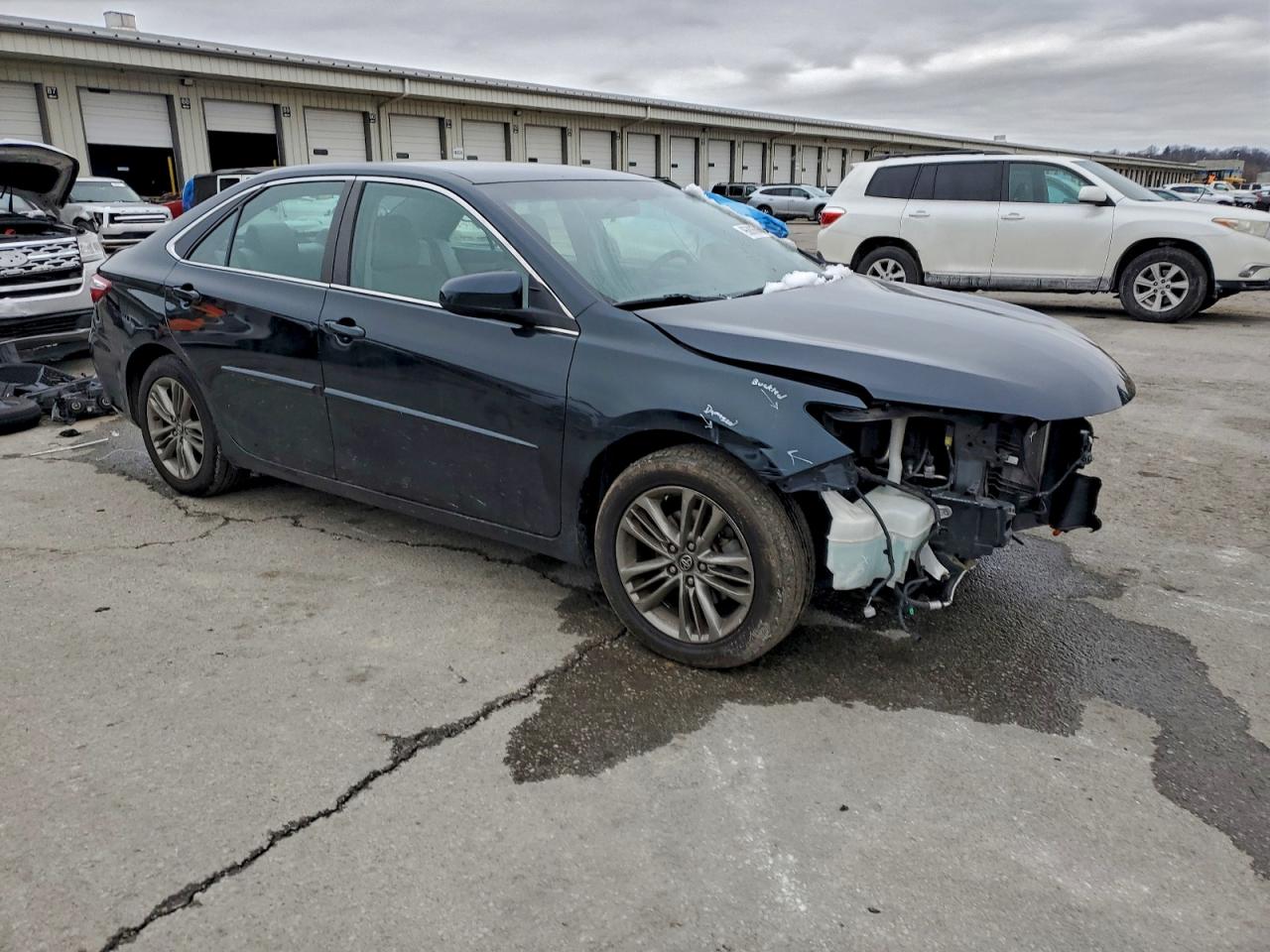 2017 TOYOTA CAMRY LE photo 4