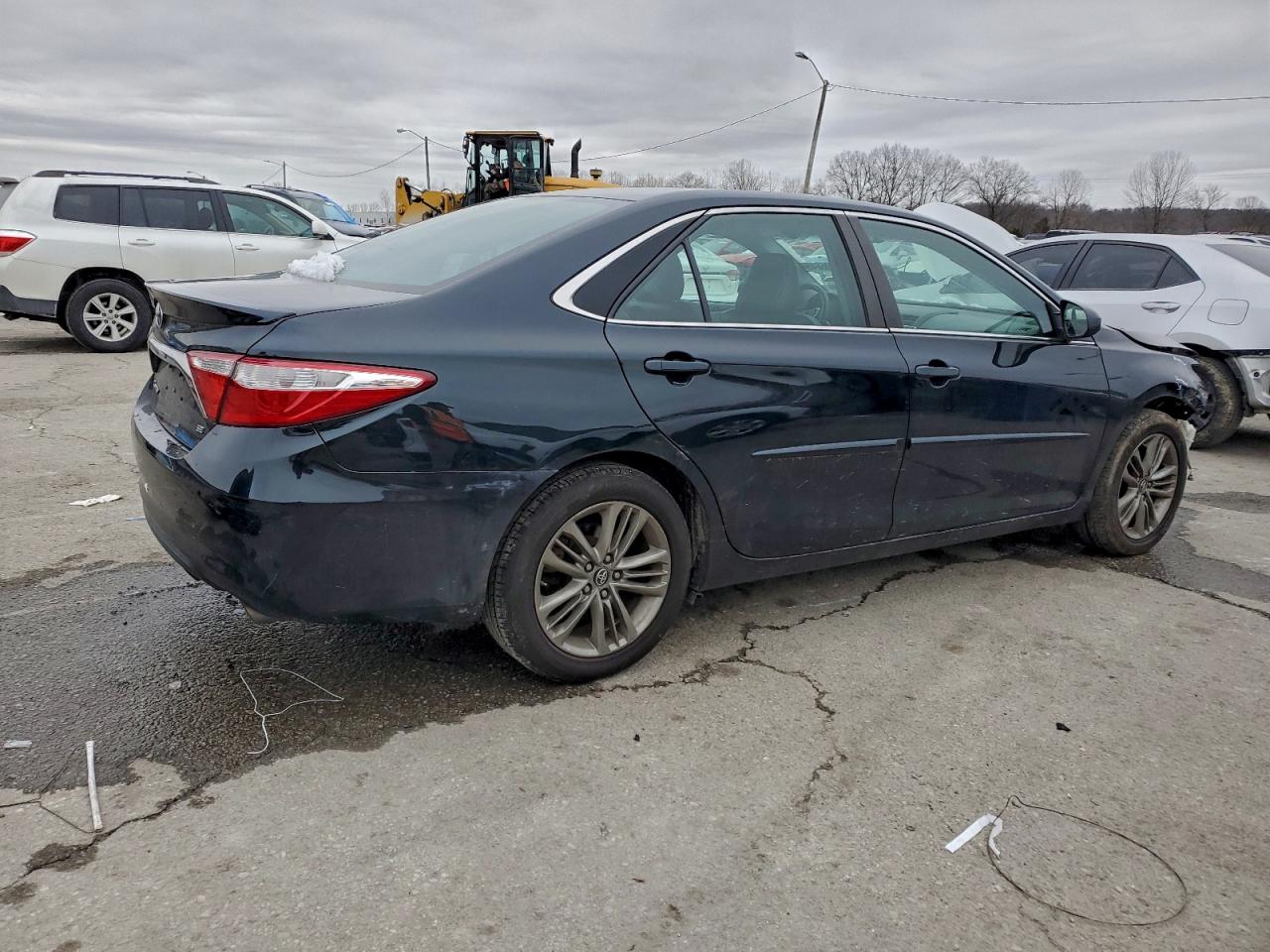 2017 TOYOTA CAMRY LE photo 3