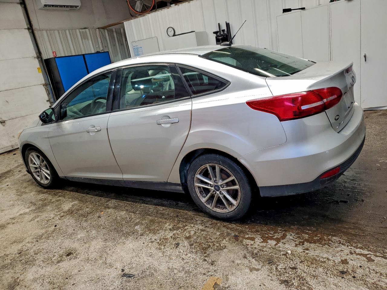 2017 FORD FOCUS SE photo 2