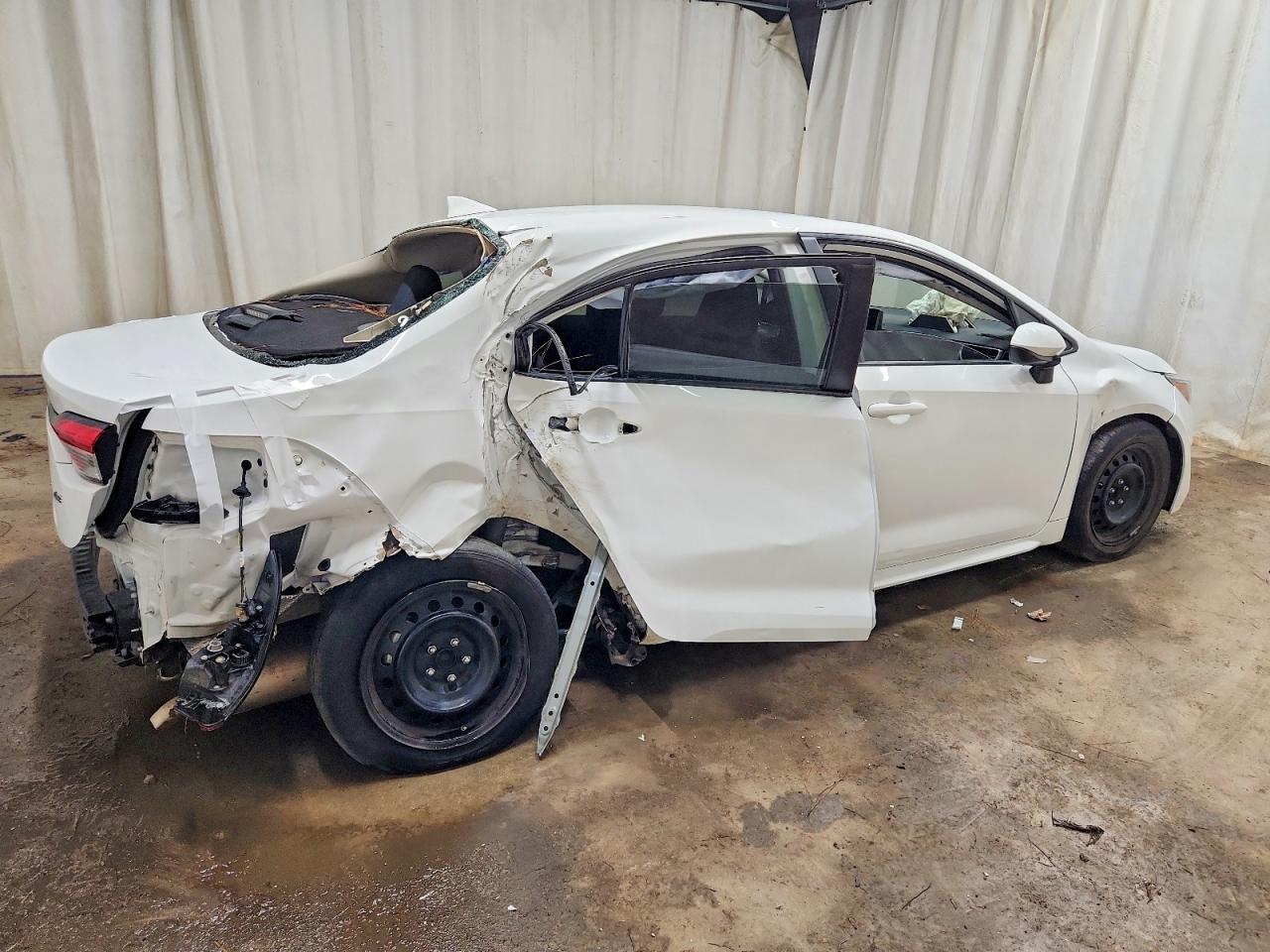 2022 TOYOTA COROLLA LE photo 3