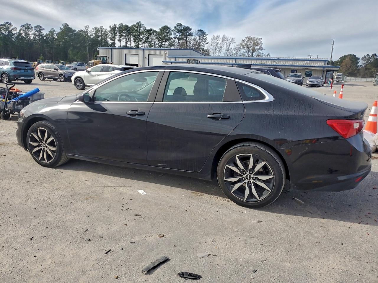 2017 CHEVROLET MALIBU LT photo 2