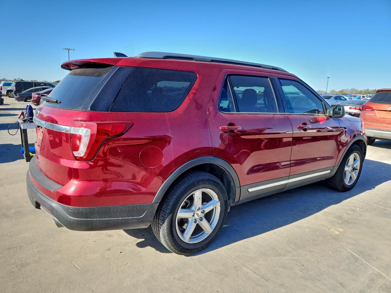 2018 FORD EXPLORER XLT photo 3
