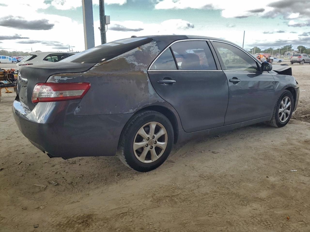 2011 TOYOTA CAMRY BASE photo 3