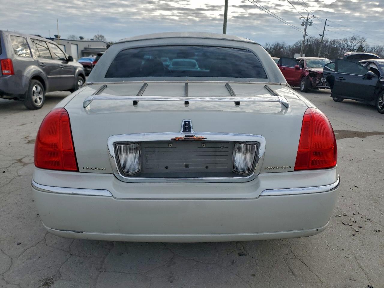 2006 LINCOLN TOWN CAR SIGNATURE photo 6