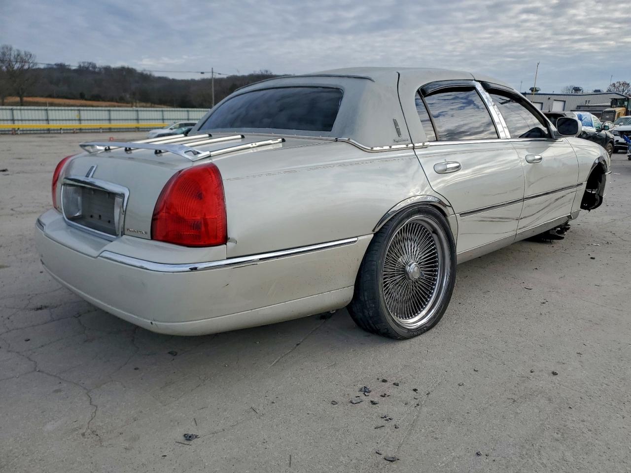 2006 LINCOLN TOWN CAR SIGNATURE photo 3