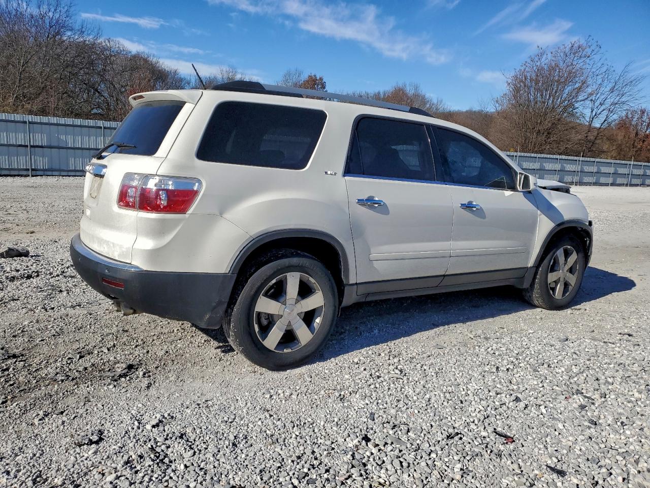 2011 GMC ACADIA SLT-2 photo 3
