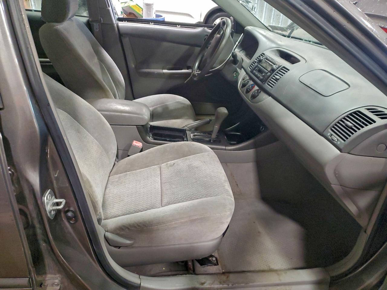 2004 TOYOTA CAMRY LE photo 7