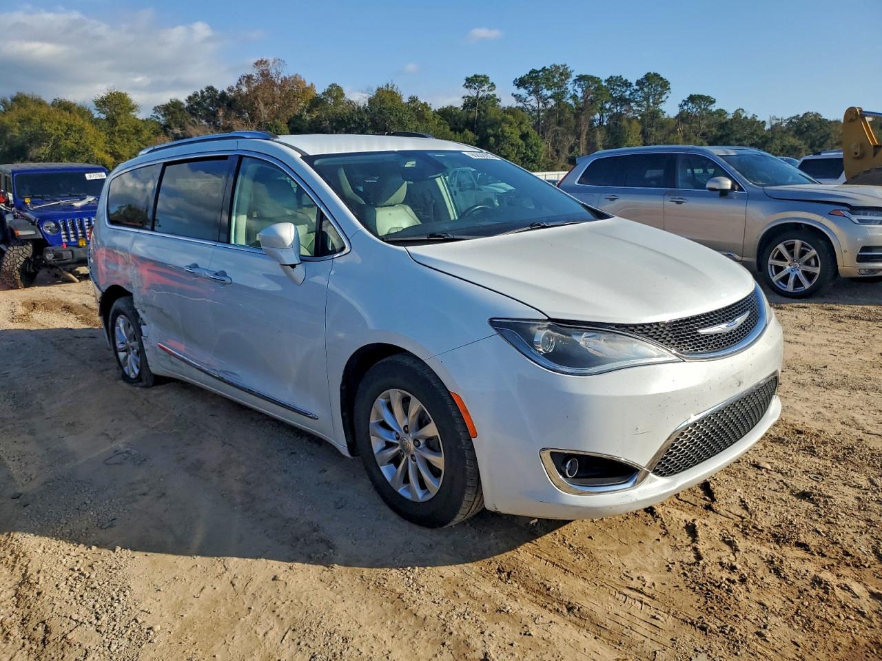 2019 CHRYSLER PACIFICA TOURING L photo 4