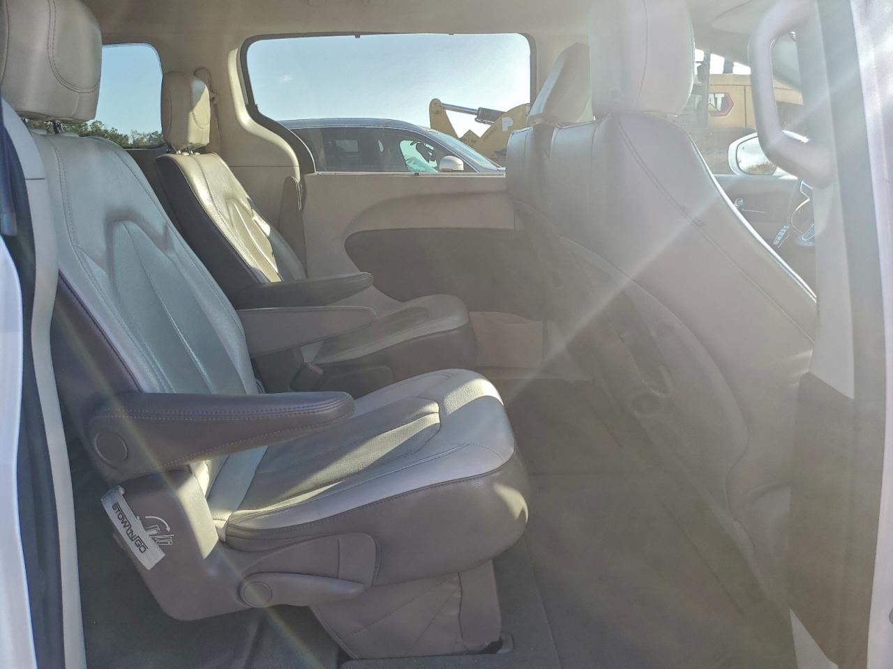 2019 CHRYSLER PACIFICA TOURING L photo 11