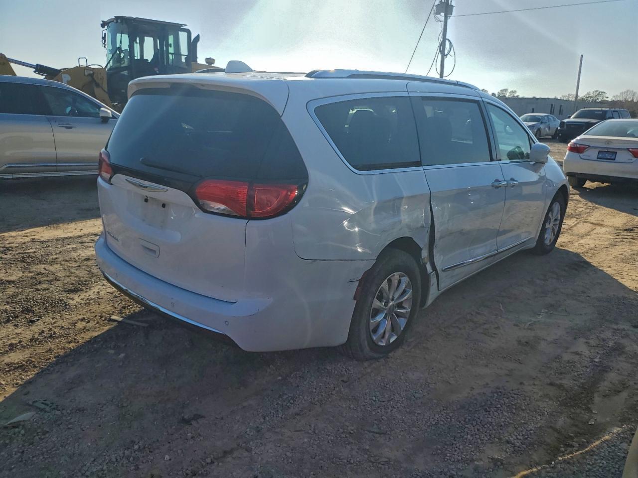2019 CHRYSLER PACIFICA TOURING L photo 3