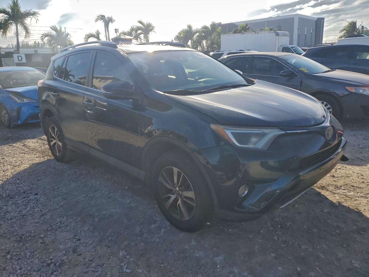 2017 TOYOTA RAV4 XLE photo 4