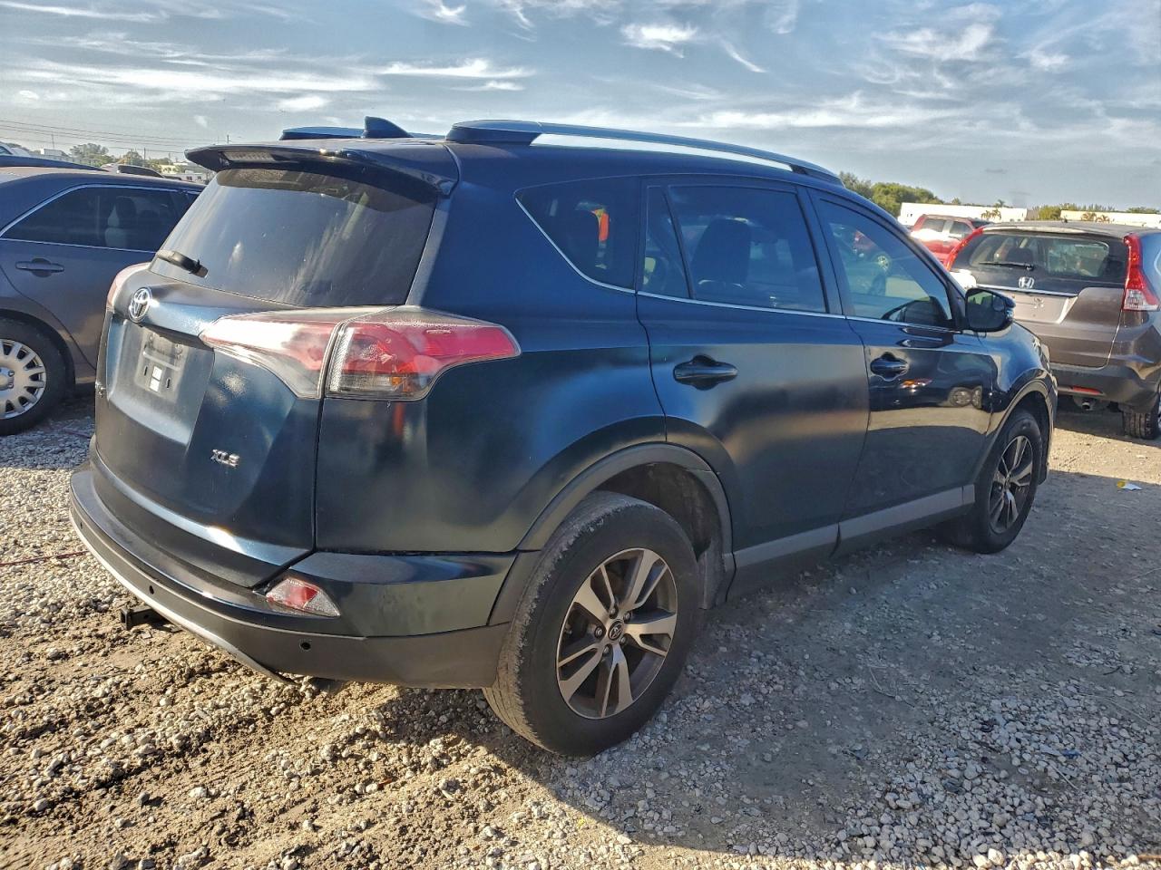 2017 TOYOTA RAV4 XLE photo 3
