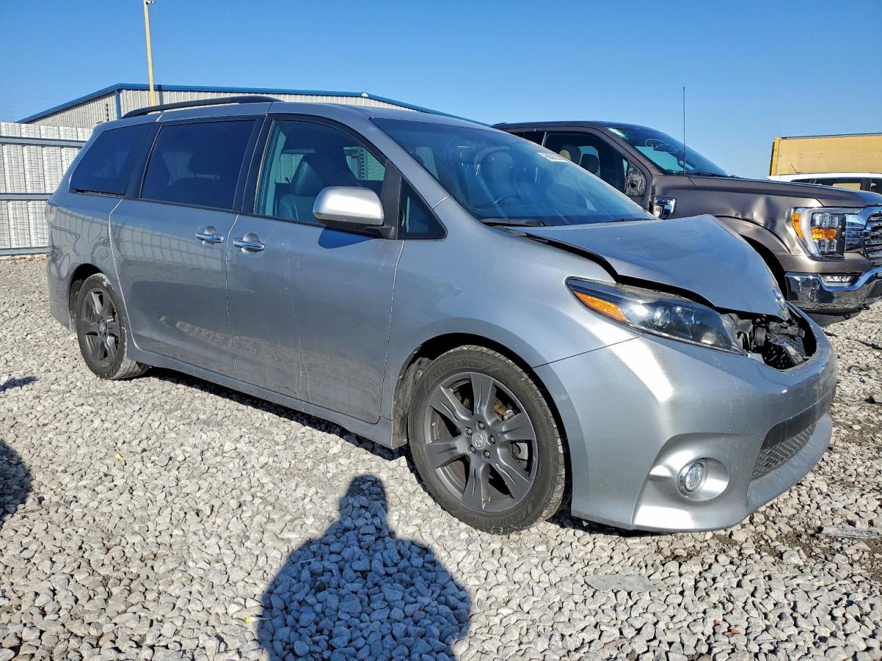 2017 TOYOTA SIENNA SE photo 4