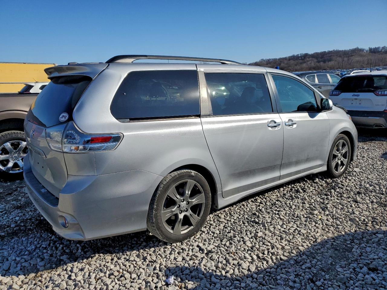 2017 TOYOTA SIENNA SE photo 3