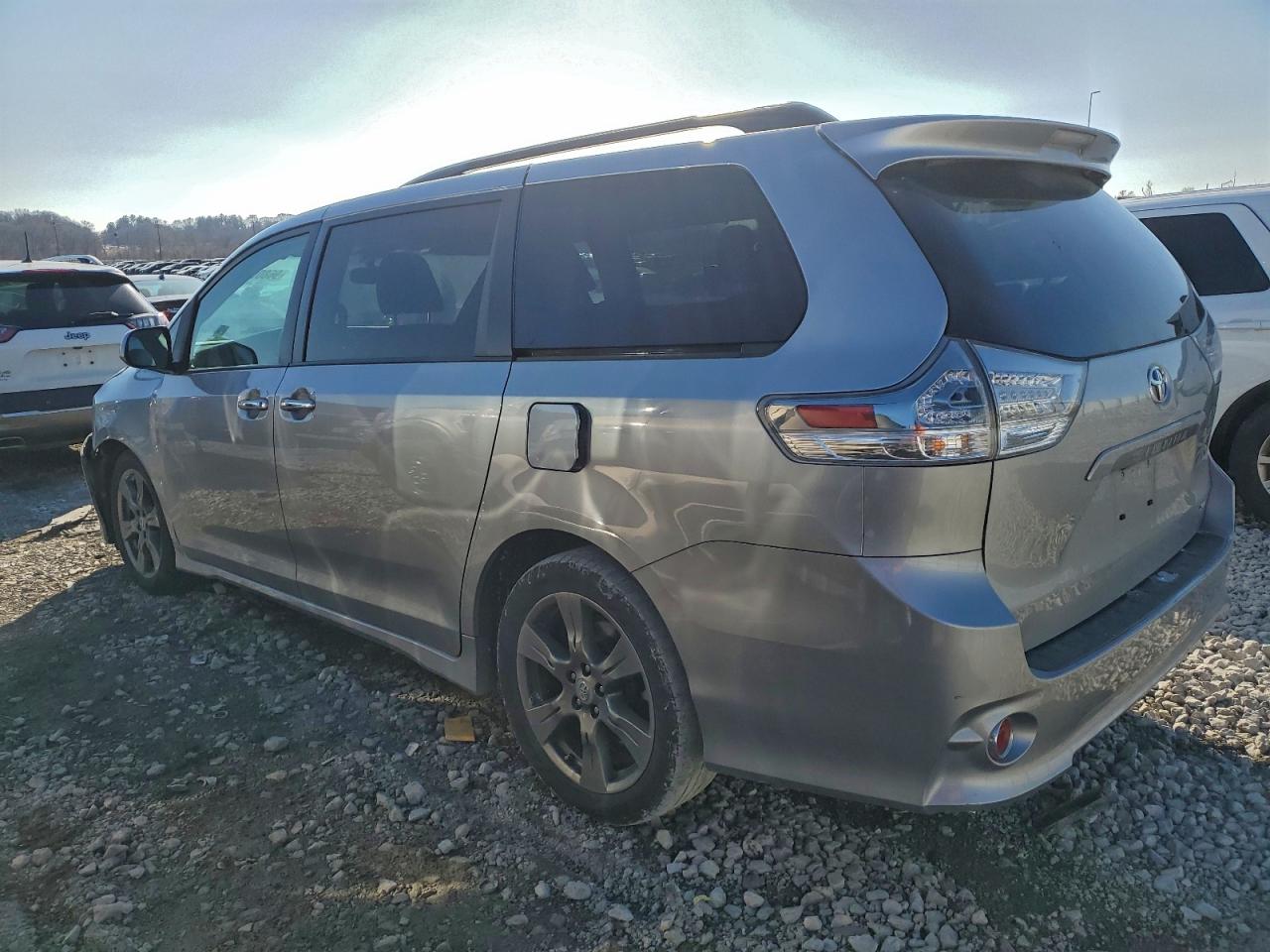 2017 TOYOTA SIENNA SE photo 2
