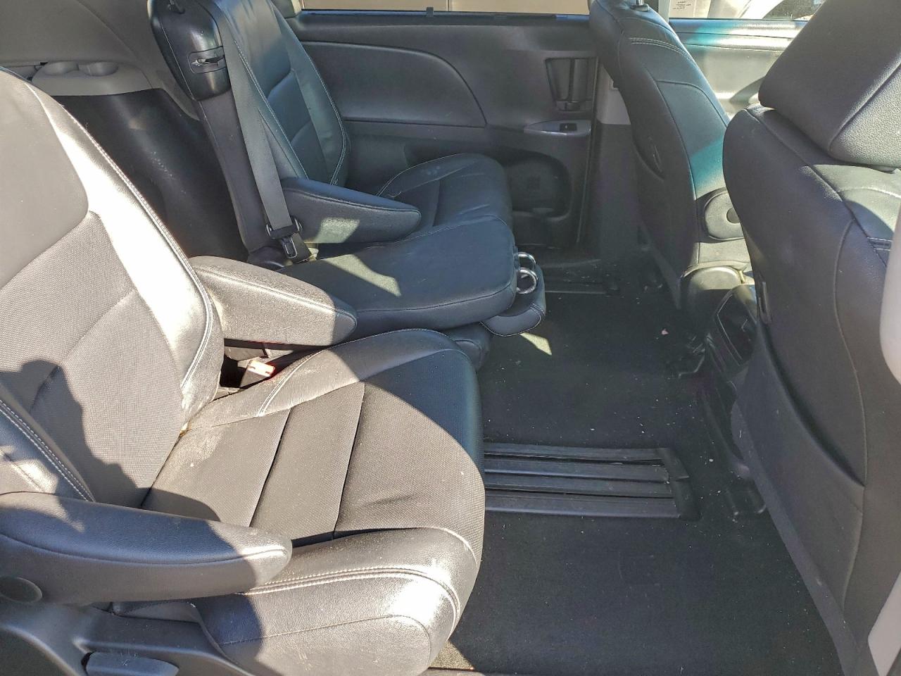2017 TOYOTA SIENNA SE photo 11