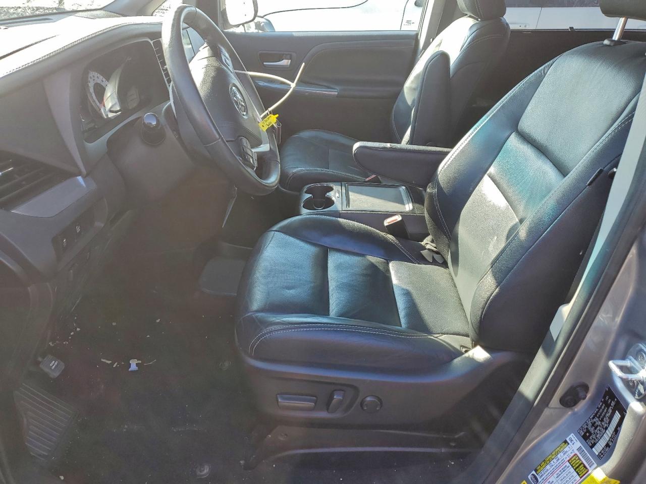 2017 TOYOTA SIENNA SE photo 7