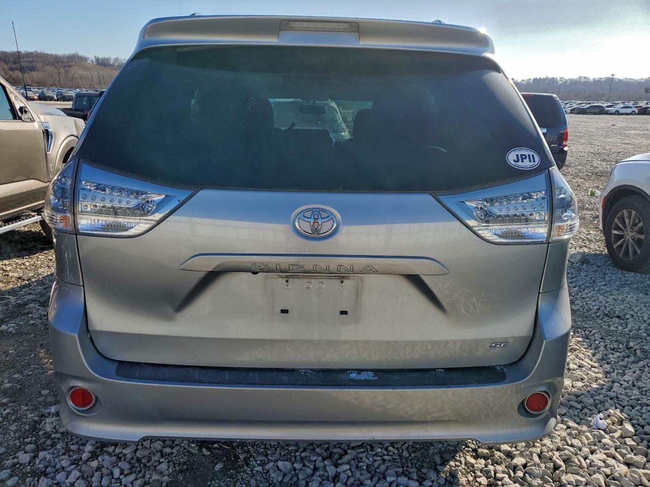 2017 TOYOTA SIENNA SE photo 6
