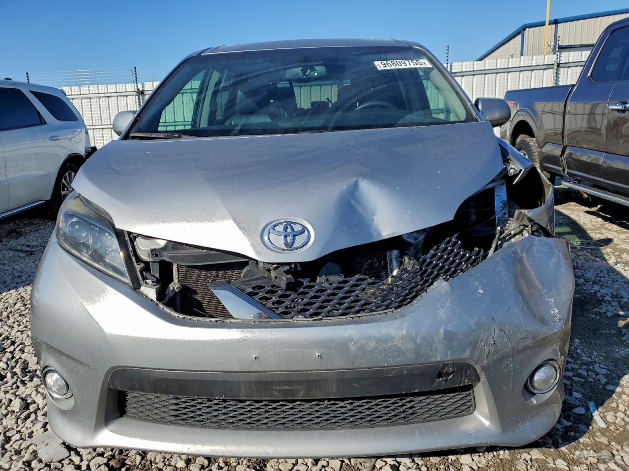 2017 TOYOTA SIENNA SE photo 5