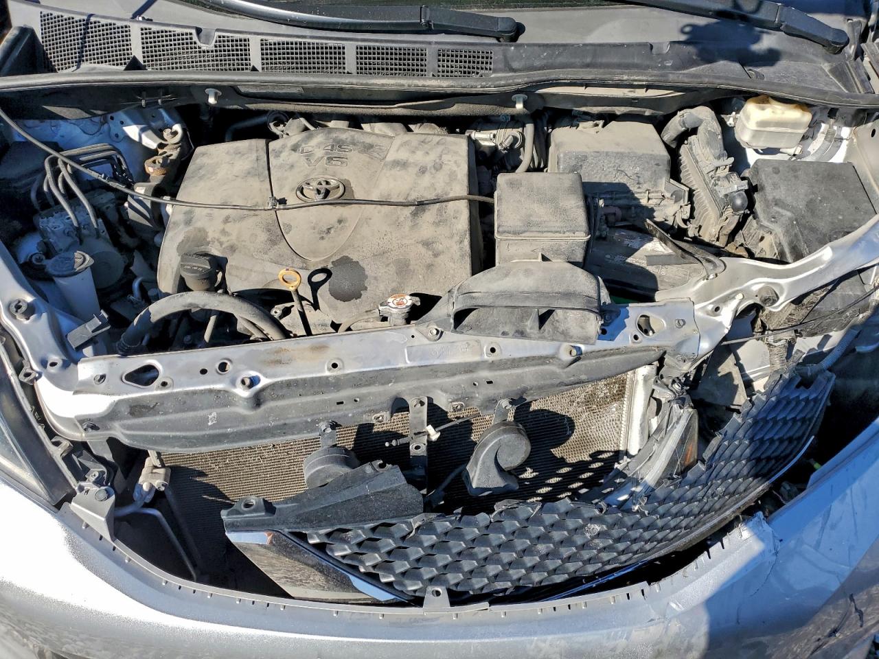 2017 TOYOTA SIENNA SE photo 12
