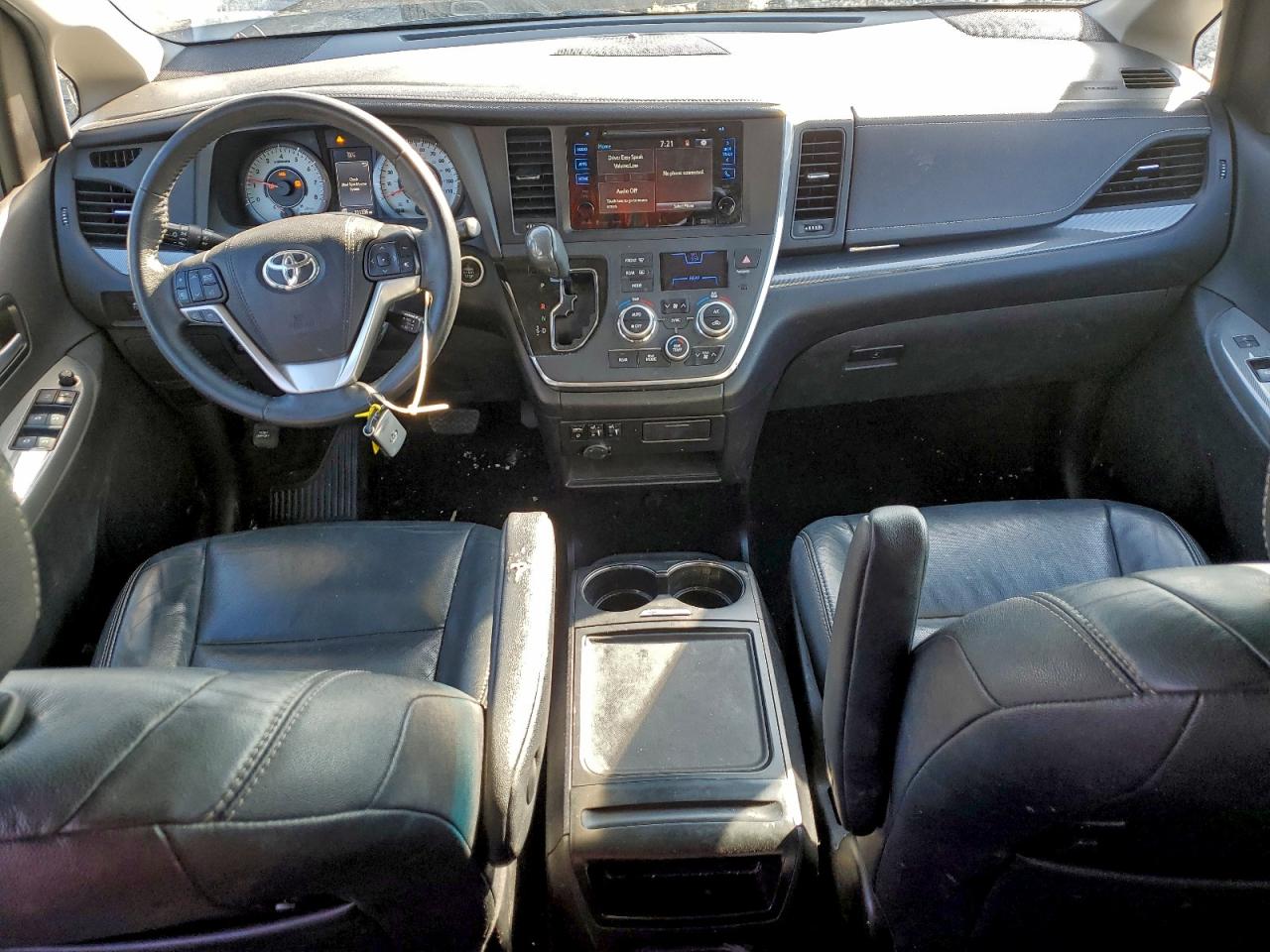 2017 TOYOTA SIENNA SE photo 8