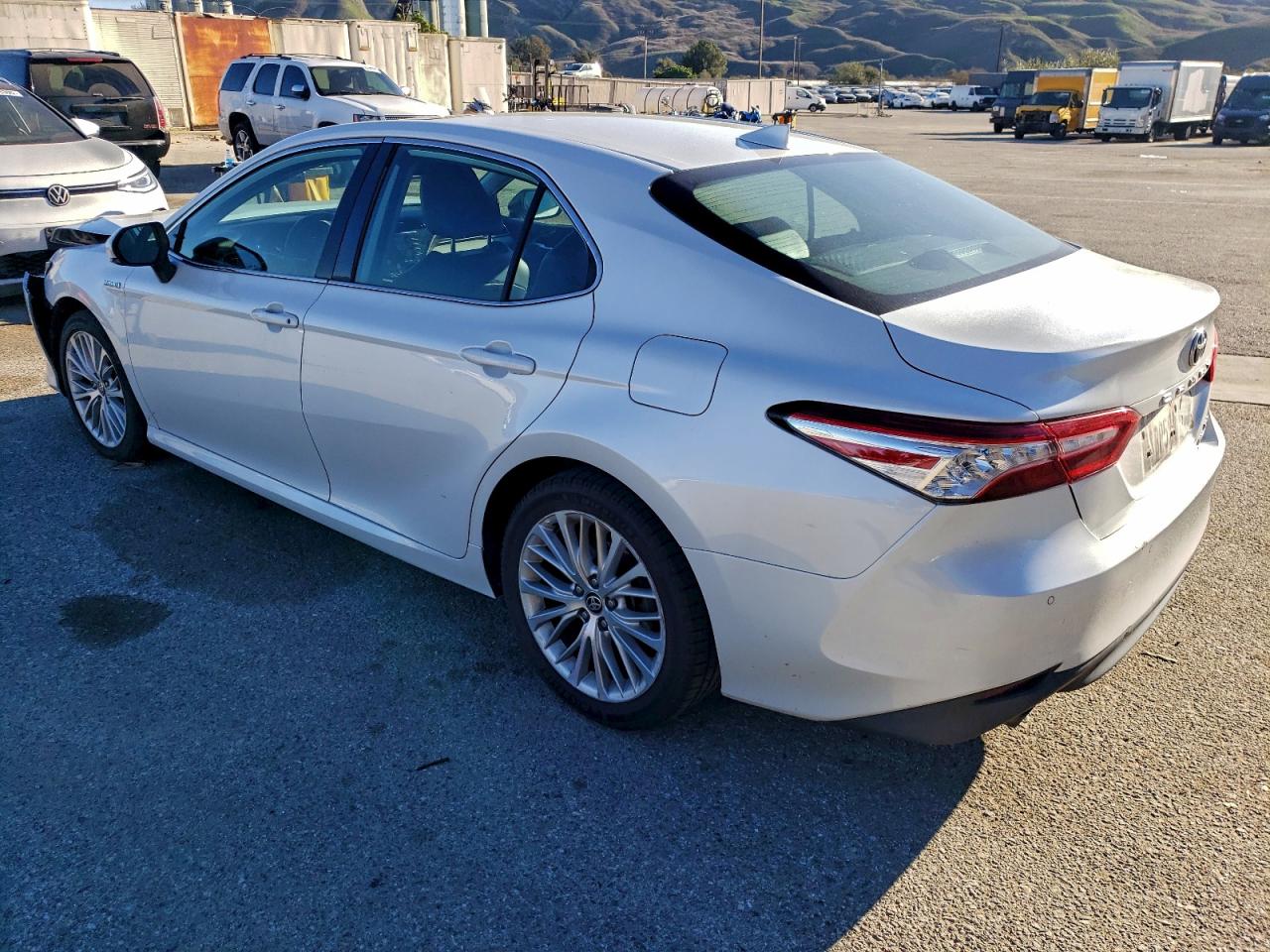2020 TOYOTA CAMRY XLE photo 2