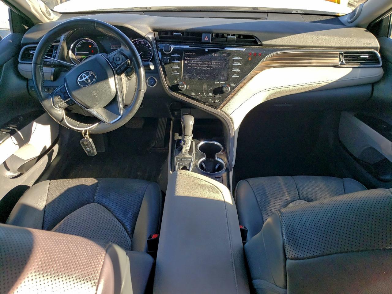 2020 TOYOTA CAMRY XLE photo 8