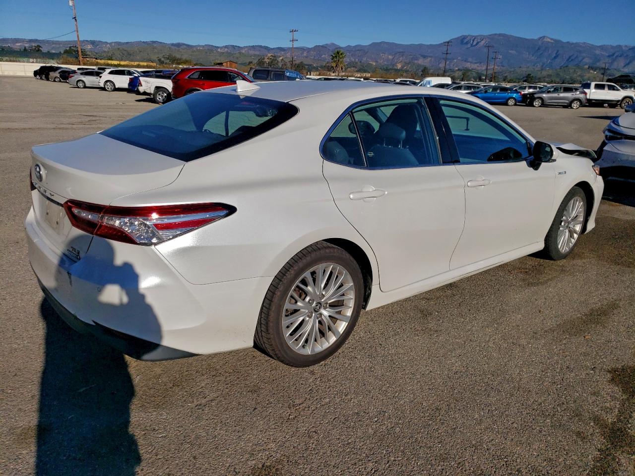 2020 TOYOTA CAMRY XLE photo 3