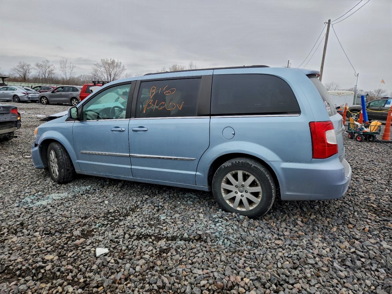 2013 CHRYSLER TOWN & COUNTRY TOURING photo 2