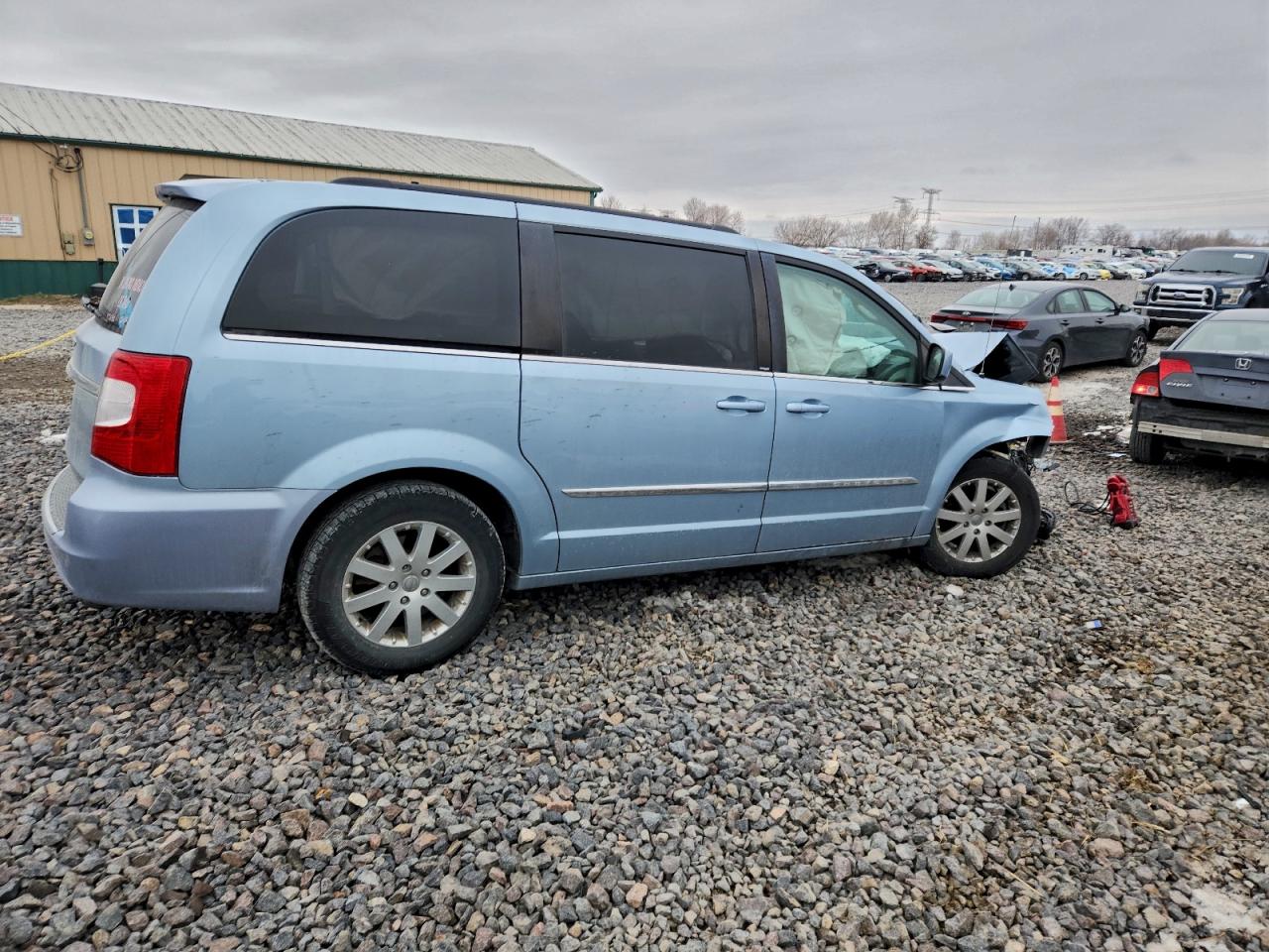 2013 CHRYSLER TOWN & COUNTRY TOURING photo 3