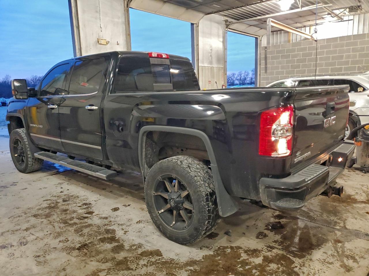2017 GMC SIERRA K2500 DENALI photo 2