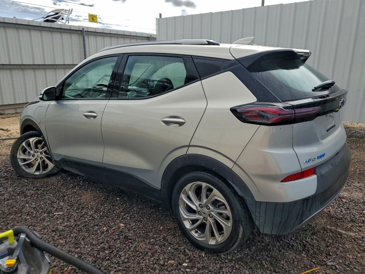 2023 CHEVROLET BOLT EUV LT photo 2