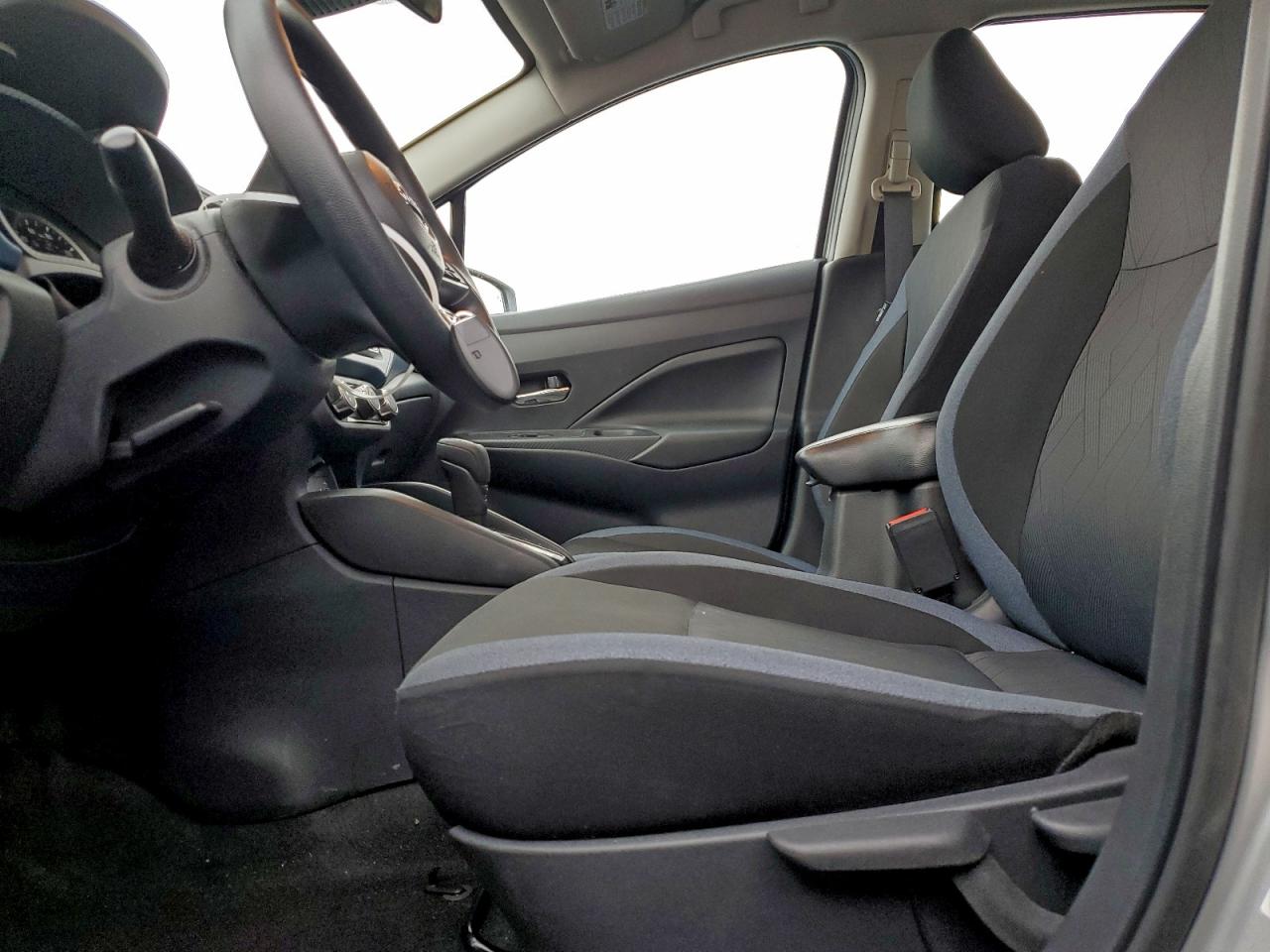 2025 NISSAN VERSA SV photo 7