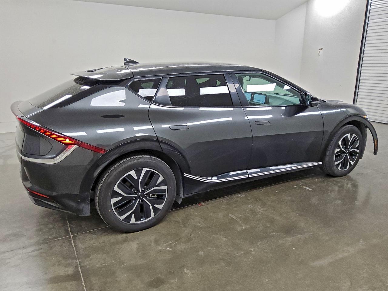 2024 KIA EV6 LIGHT photo 3