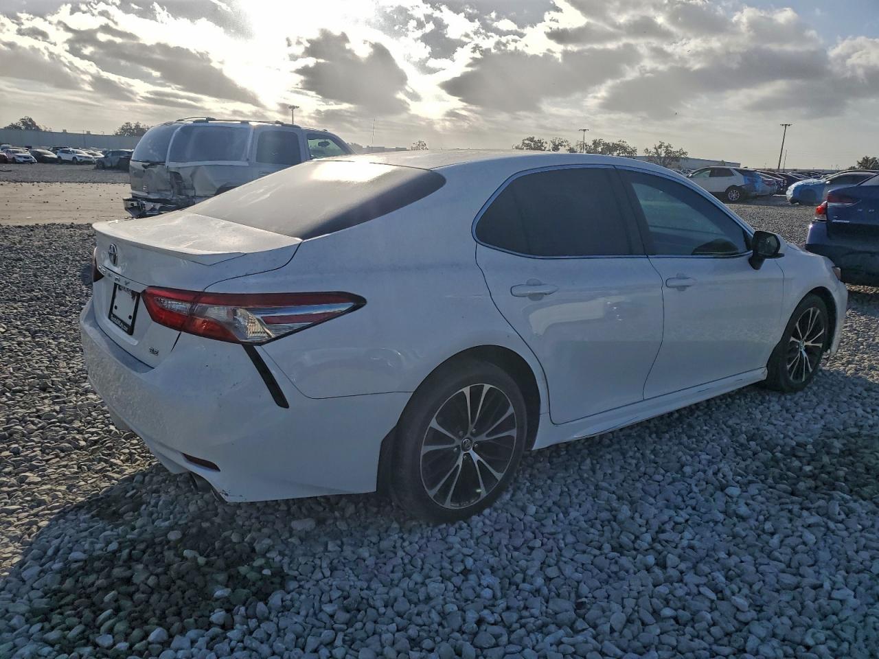 2018 TOYOTA CAMRY L photo 3