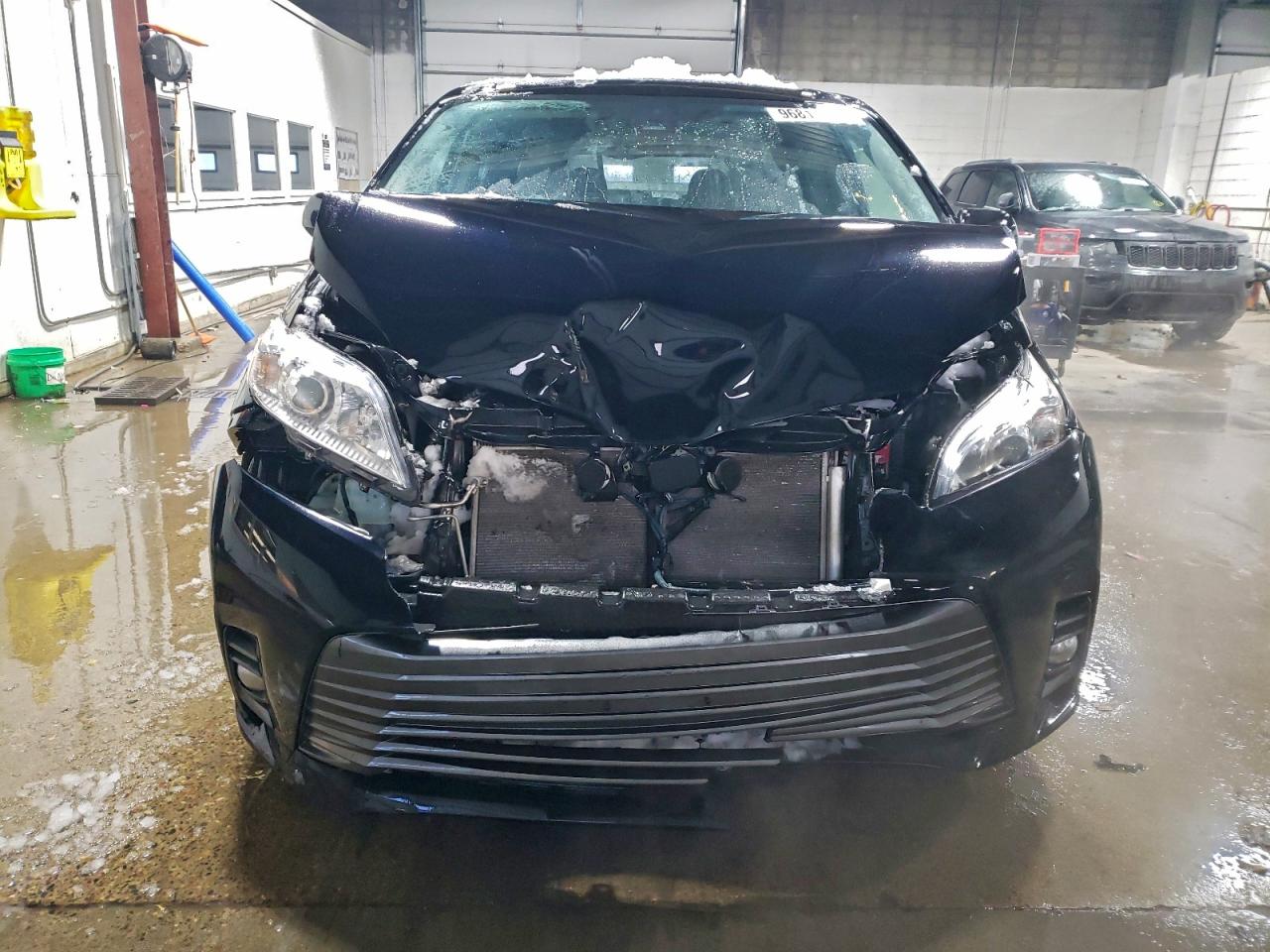 2020 TOYOTA SIENNA XLE photo 5