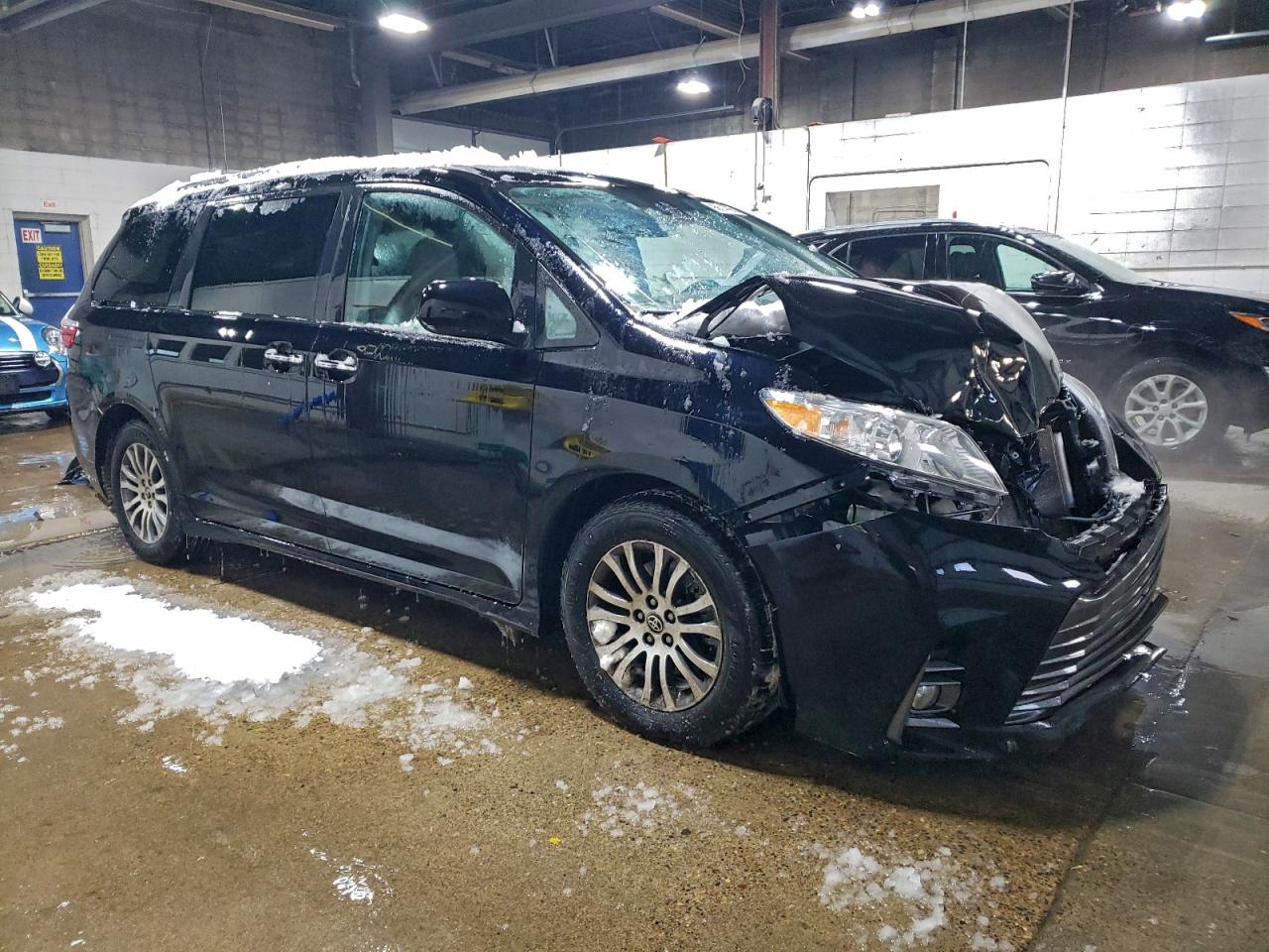 2020 TOYOTA SIENNA XLE photo 4