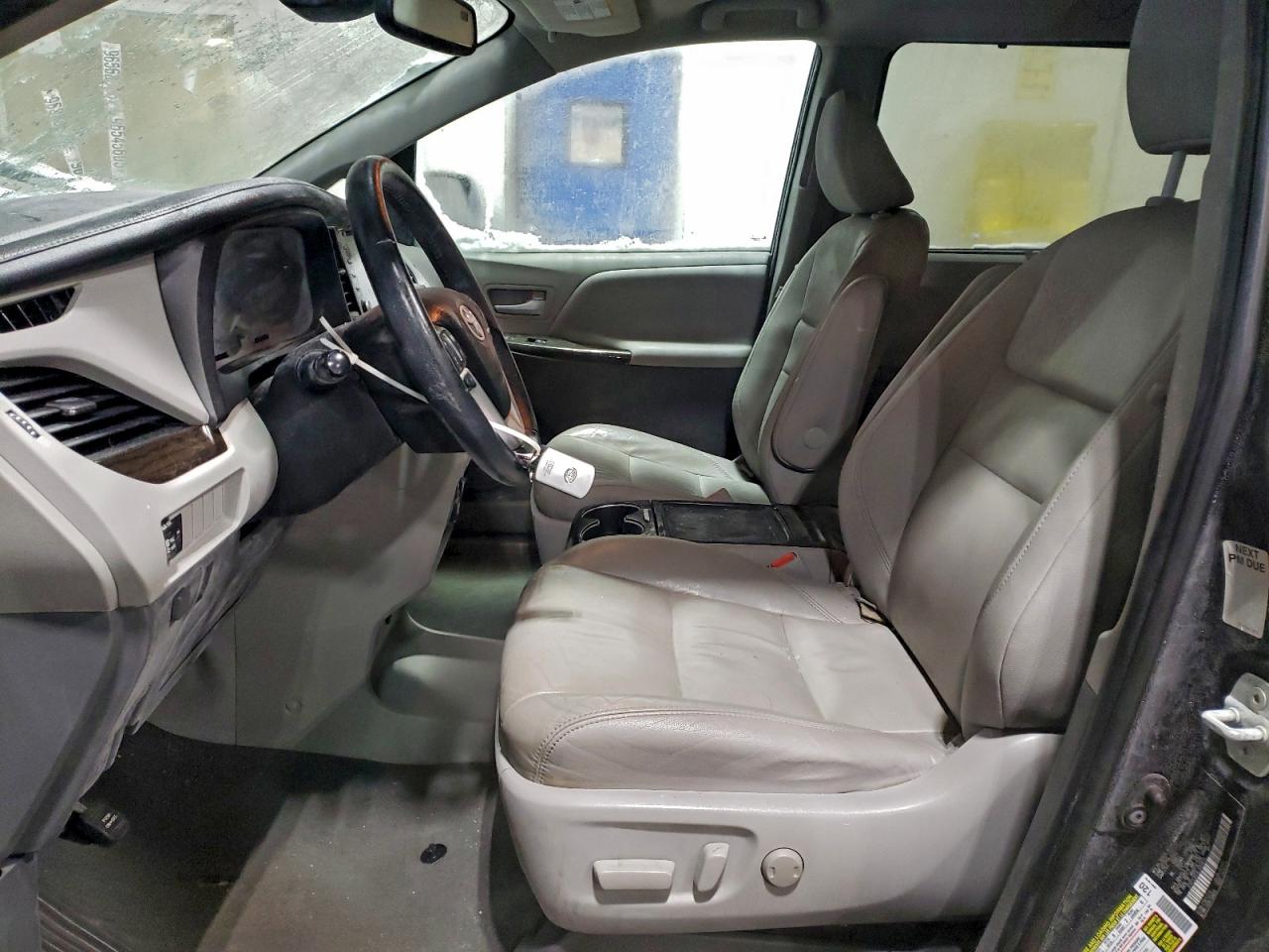 2020 TOYOTA SIENNA XLE photo 7